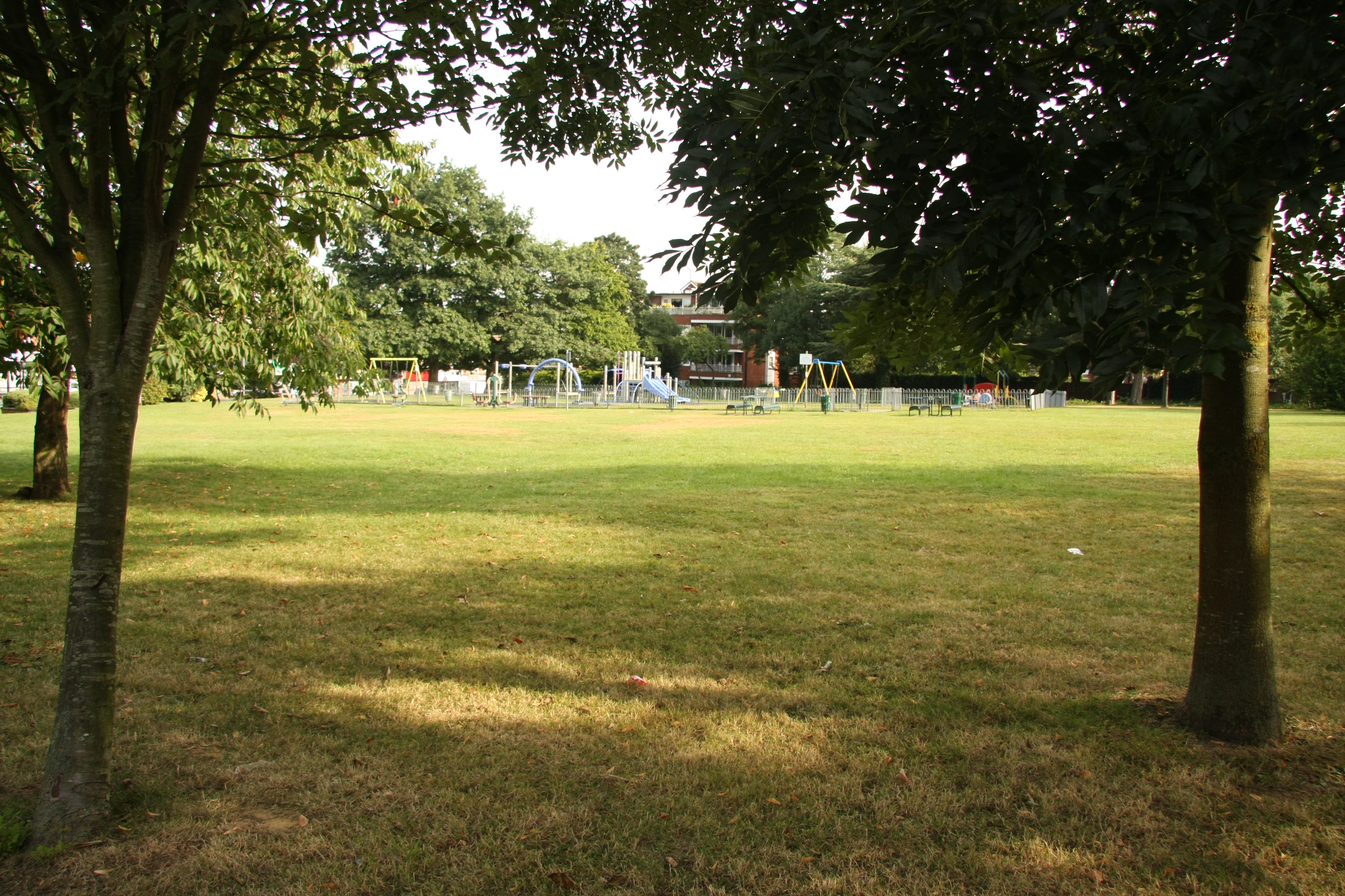 chigwell stattion green 06.jpg